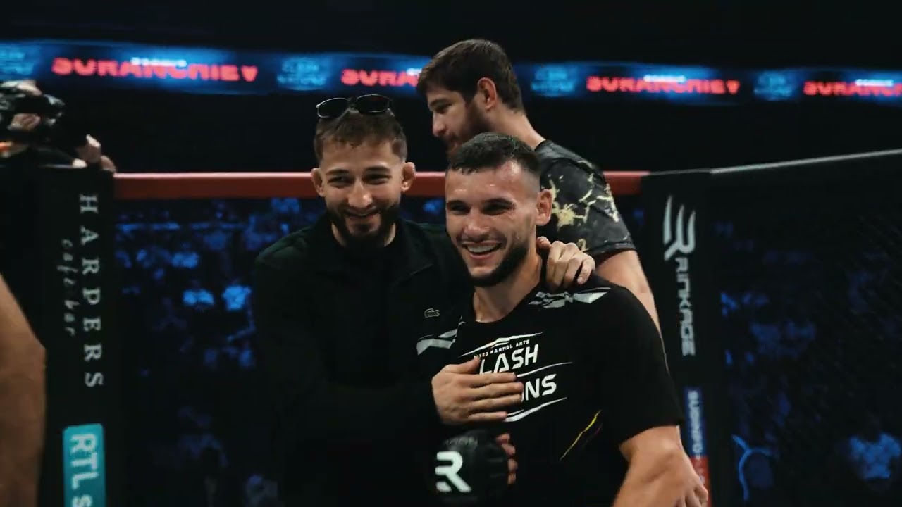 Een moment van verbondenheid in de ring bij Clash of Nations
